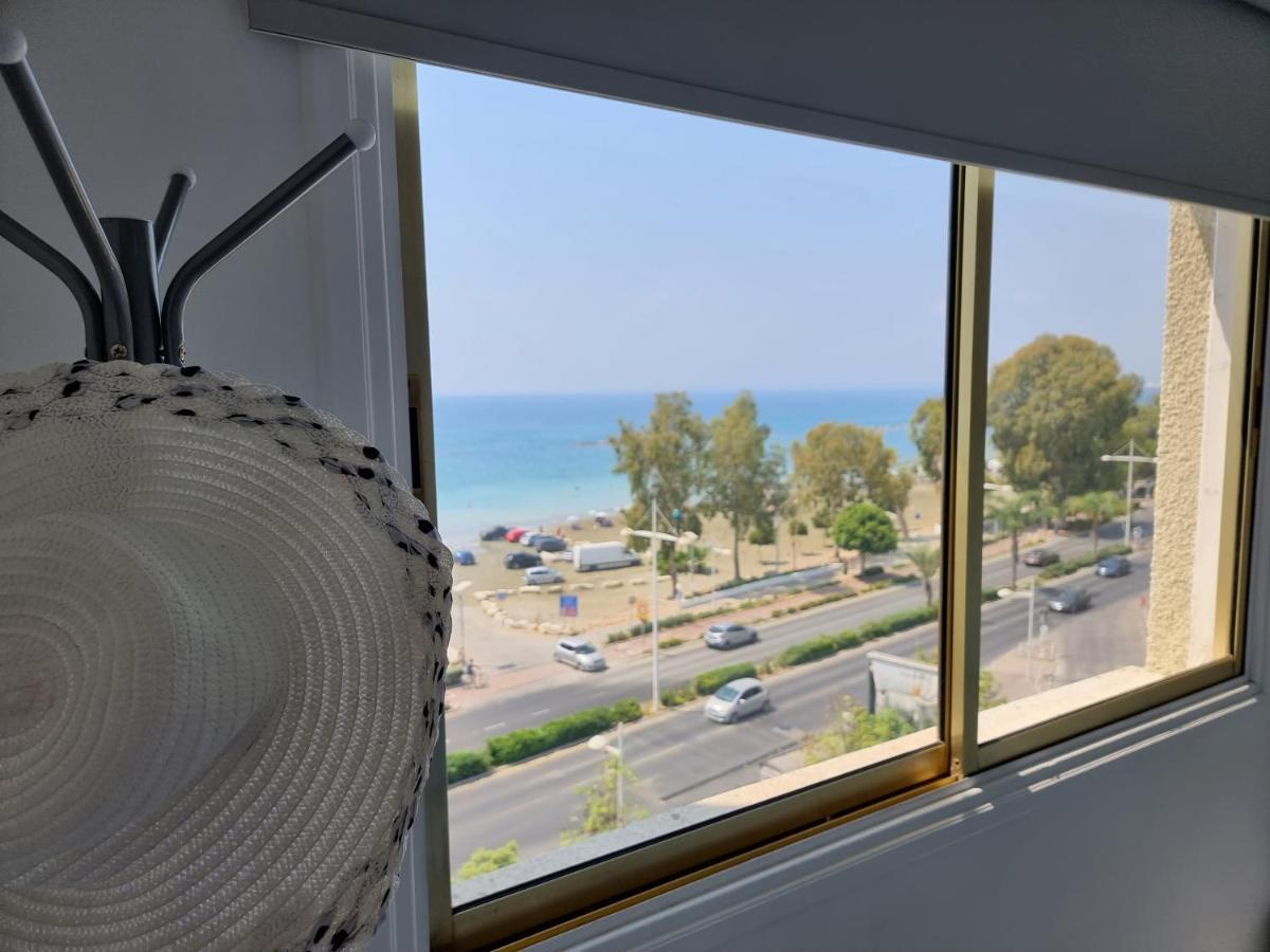 Super Modern Beachfront 1 Bedroom - Sleeps 4 Limassol Kültér fotó