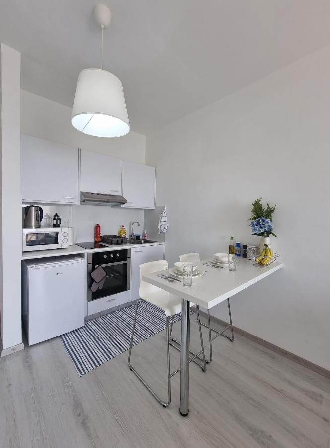 Super Modern Beachfront 1 Bedroom - Sleeps 4 Limassol Kültér fotó