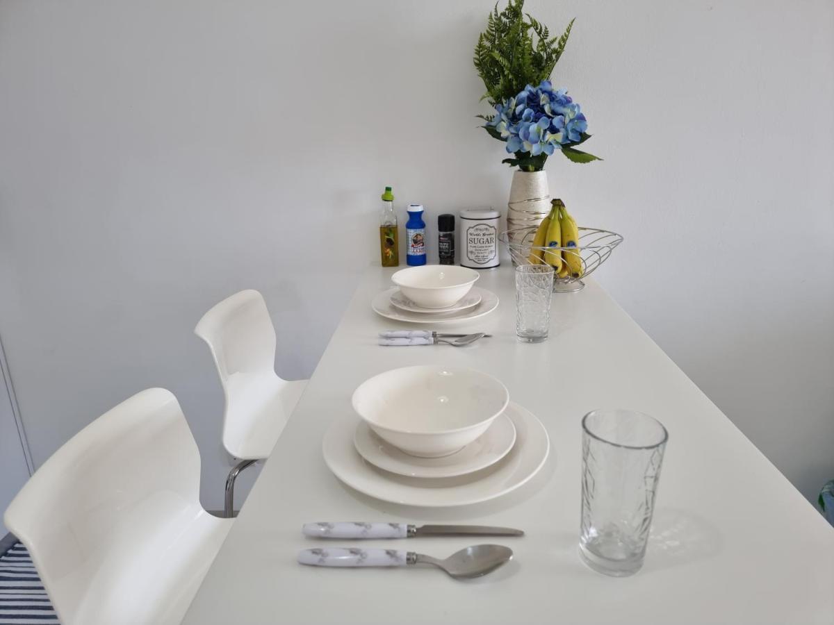 Super Modern Beachfront 1 Bedroom - Sleeps 4 Limassol Kültér fotó