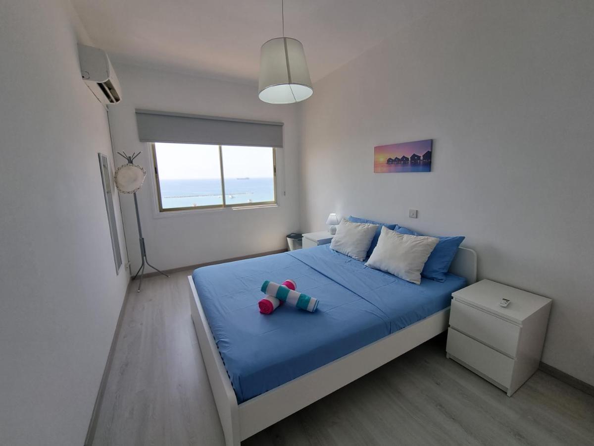 Super Modern Beachfront 1 Bedroom - Sleeps 4 Limassol Kültér fotó