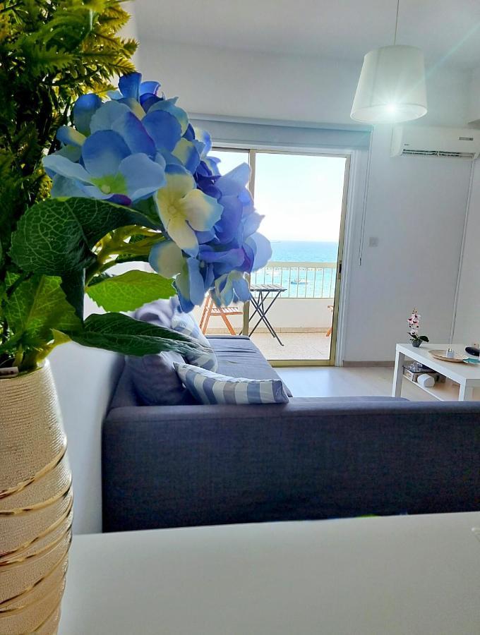 Super Modern Beachfront 1 Bedroom - Sleeps 4 Limassol Kültér fotó