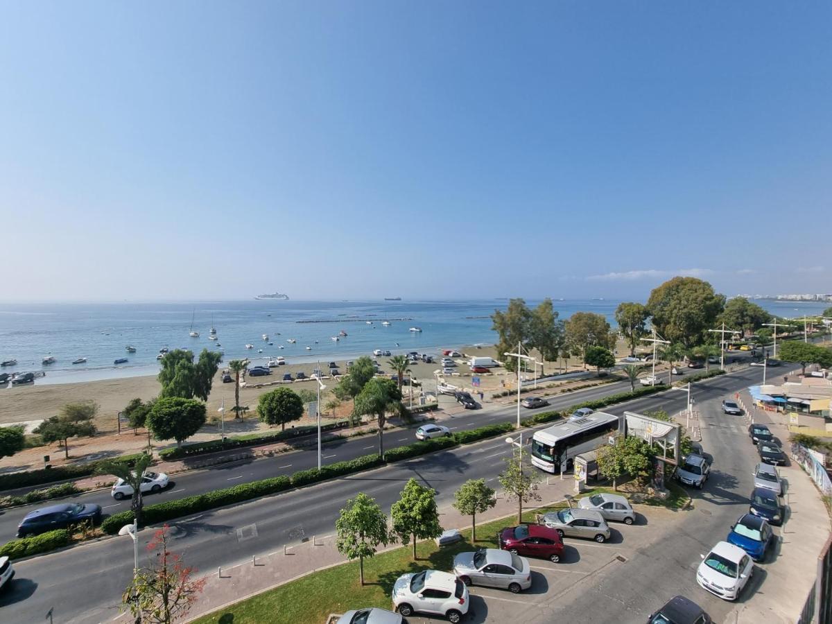 Super Modern Beachfront 1 Bedroom - Sleeps 4 Limassol Kültér fotó
