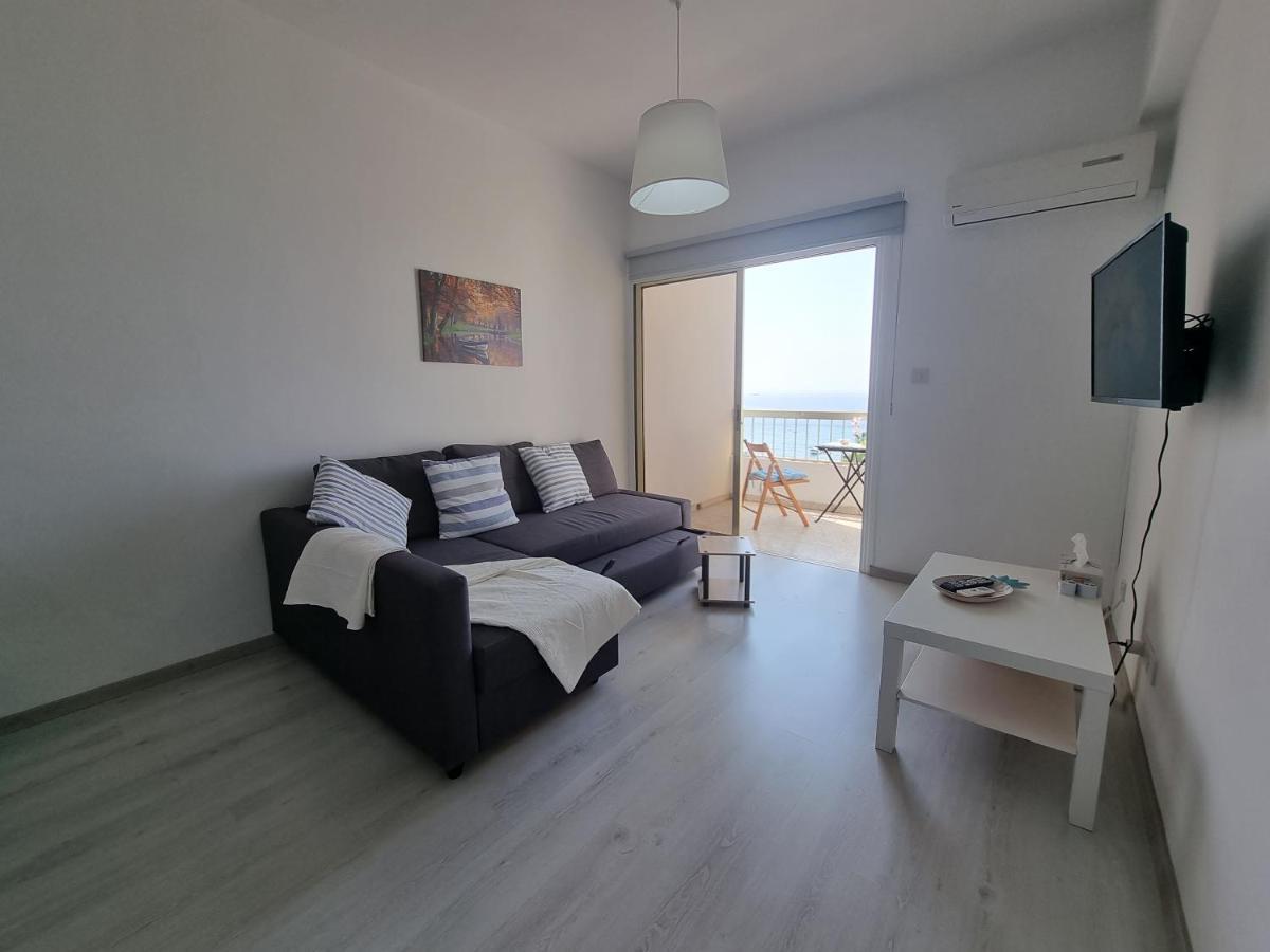 Super Modern Beachfront 1 Bedroom - Sleeps 4 Limassol Kültér fotó